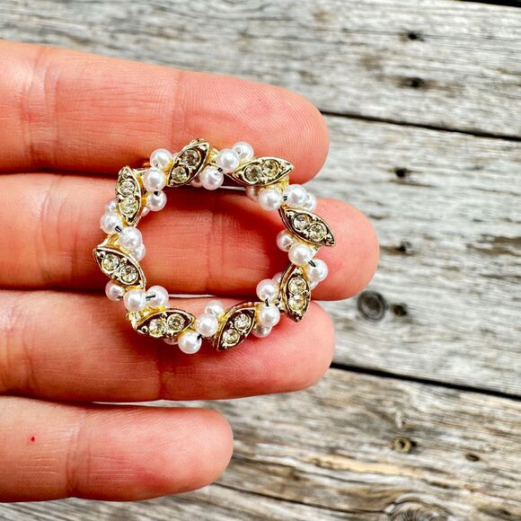 Vintage Jewelry Faux Pearl and Rhinestone circle Brooch Wreath Pin - Picture 1 of 2